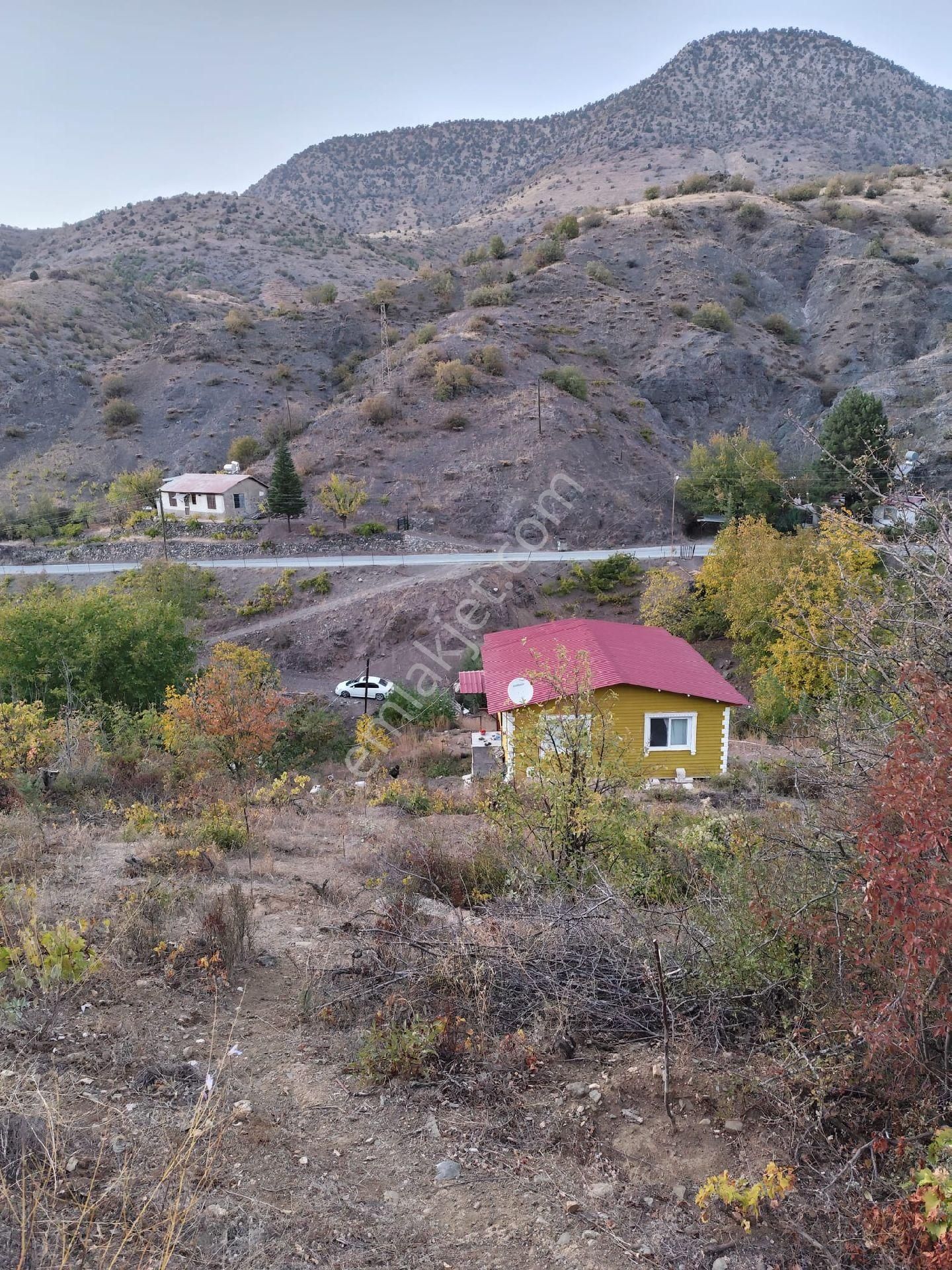 Pozantı Ömerli Satılık Prefabrik Nigde Ulukışla Ömerli Mah. Satlık 2.200m2 Arsanın İçinde Ahşaptan Yapılı 2+1 Ful Eşyalı Satlık