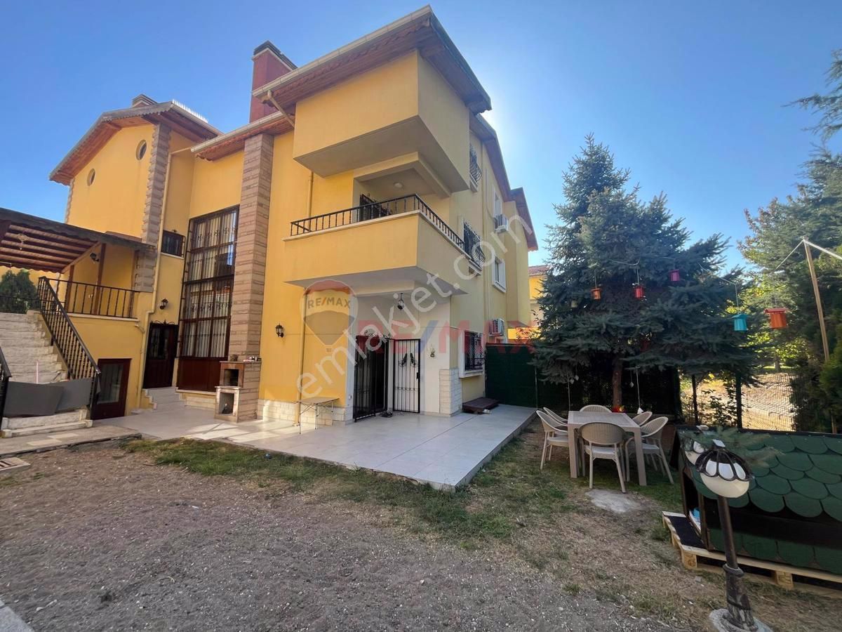 Etimesgut Güzelkent Satılık Villa ECZACILAR SİTESİ FULL YAPILI SATILIK 6+1 VİLLA