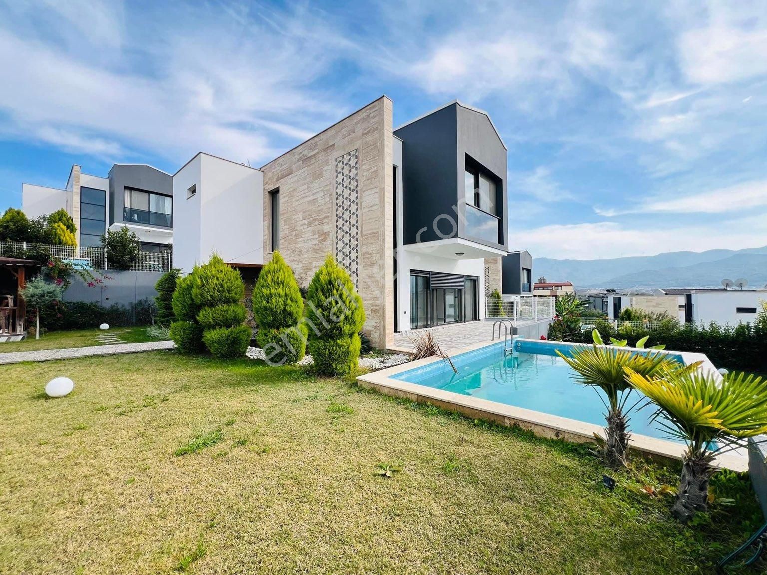 Kuşadası Soğucak Satılık Villa DENİZ MANZARALI TEK MÜSTAKİL 4+1 KAPALI OTOPARKLI ÖZEL HAVUZLU