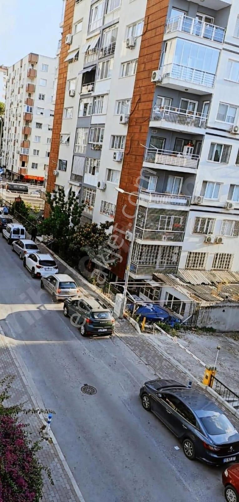 Konak Göztepe Satılık Daire  GÜZELYALIDA İNÖNÜ CADDESİNE  METRO YAKINI İÇİ  Y APILI DOĞAL GAZLI MEVKİ YERDE