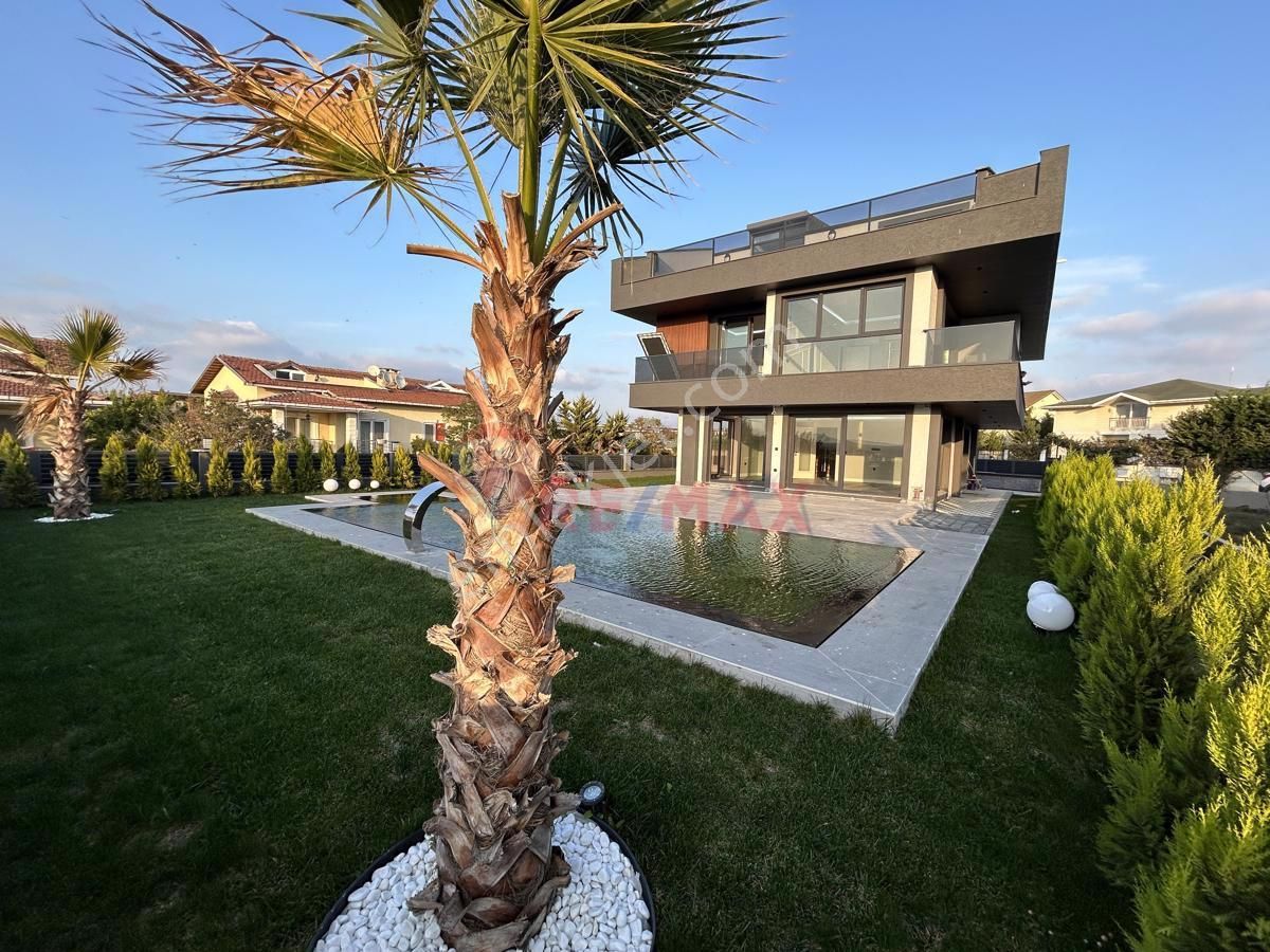 Silivri Mimar Sinan Satılık Villa Silivri Mimar Sinan'da Havuzlu Asansörlü Satılık 7+2 Sıfır Villa