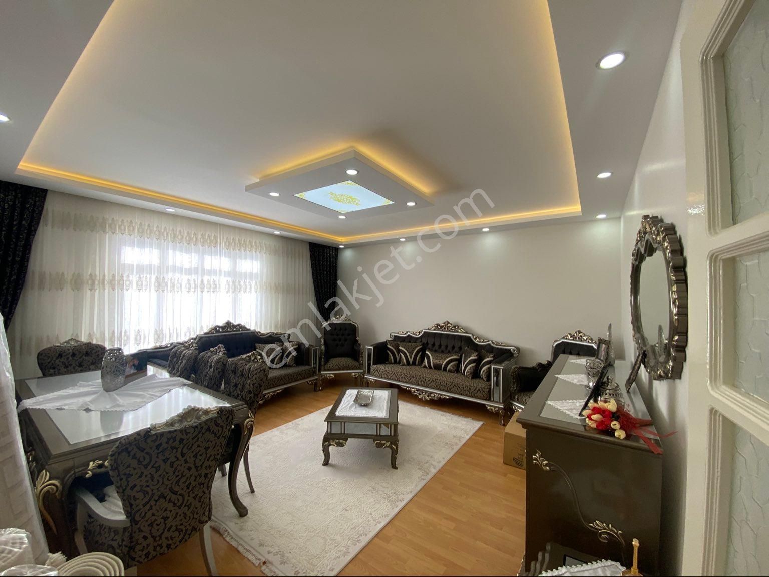 Kilis Merkez Deveciler Satılık Daire İnşa Emlak Ofisinden Murtaza caddesinde 170 m2 4+1 bakımlı geniş daire