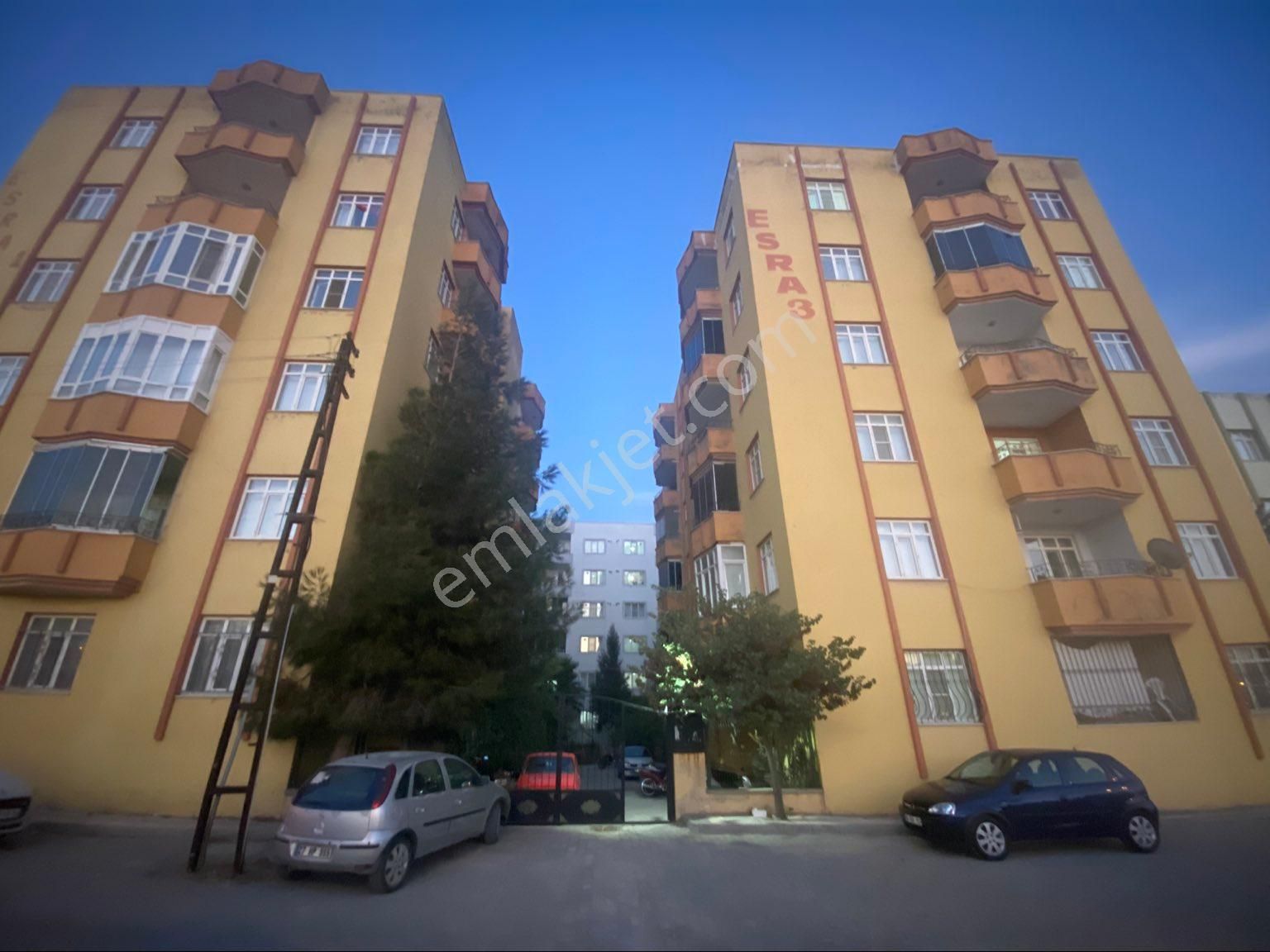 Kilis Merkez Şıh Mehmet Satılık Daire Kilis İnşa Emlak Ofisinden çevro yolu üzeri 180 m2 3+1 daire ve kendine ait garaj