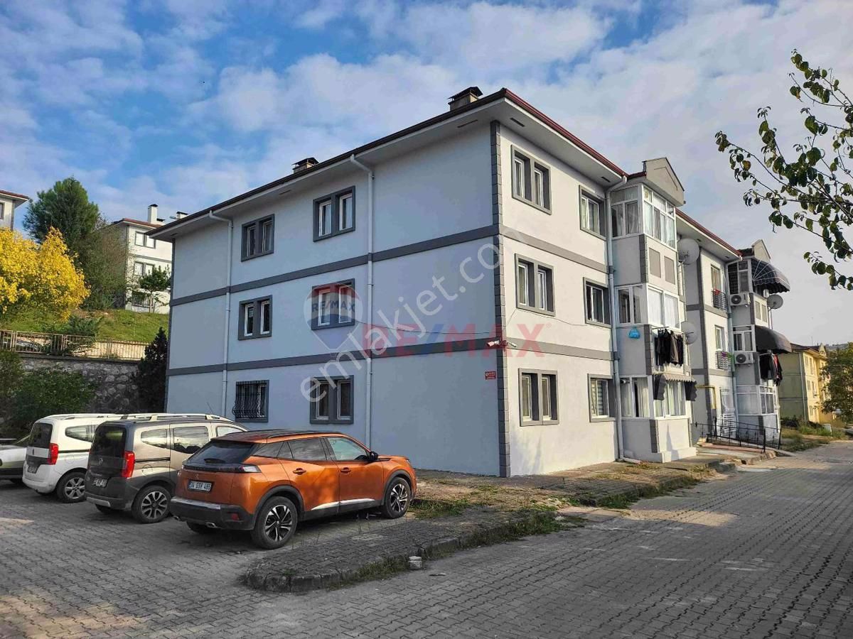 Adapazarı Karaman Satılık Daire Remax Mavi'den Karaman'da 3+1 120 m2 Arakat, Yenilenmiş SATILIK DAİRE