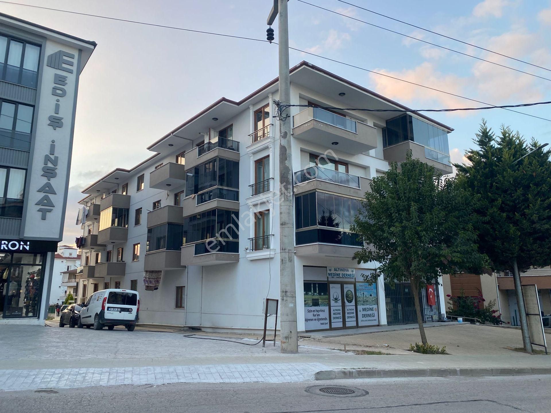 Altınova Cumhuriyet Satılık Daire  GENİŞ DAİRE ARAYANLARA CUMHURİYET MH.MERKEZİ KONUMDA 140 m2