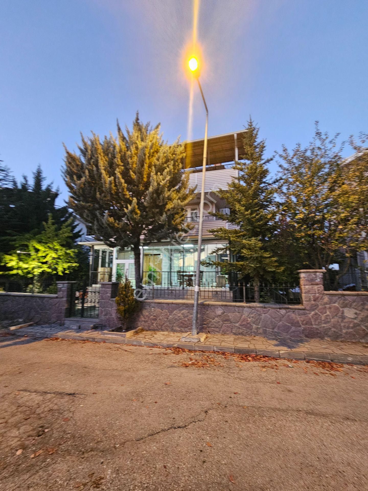 Gölbaşı Eymir Satılık Villa Gölbaşı Eymir Mahallesi Geniş Bahçeli Satılık 6+2 Villa