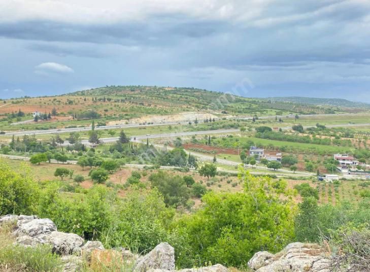 Şehitkamil Köksalan Satılık Bağ & Bahçe  Köksalan - Şehitkamil'de satılık bağevi yeri arazisi maraş asfaltına 150 metre mesafede.