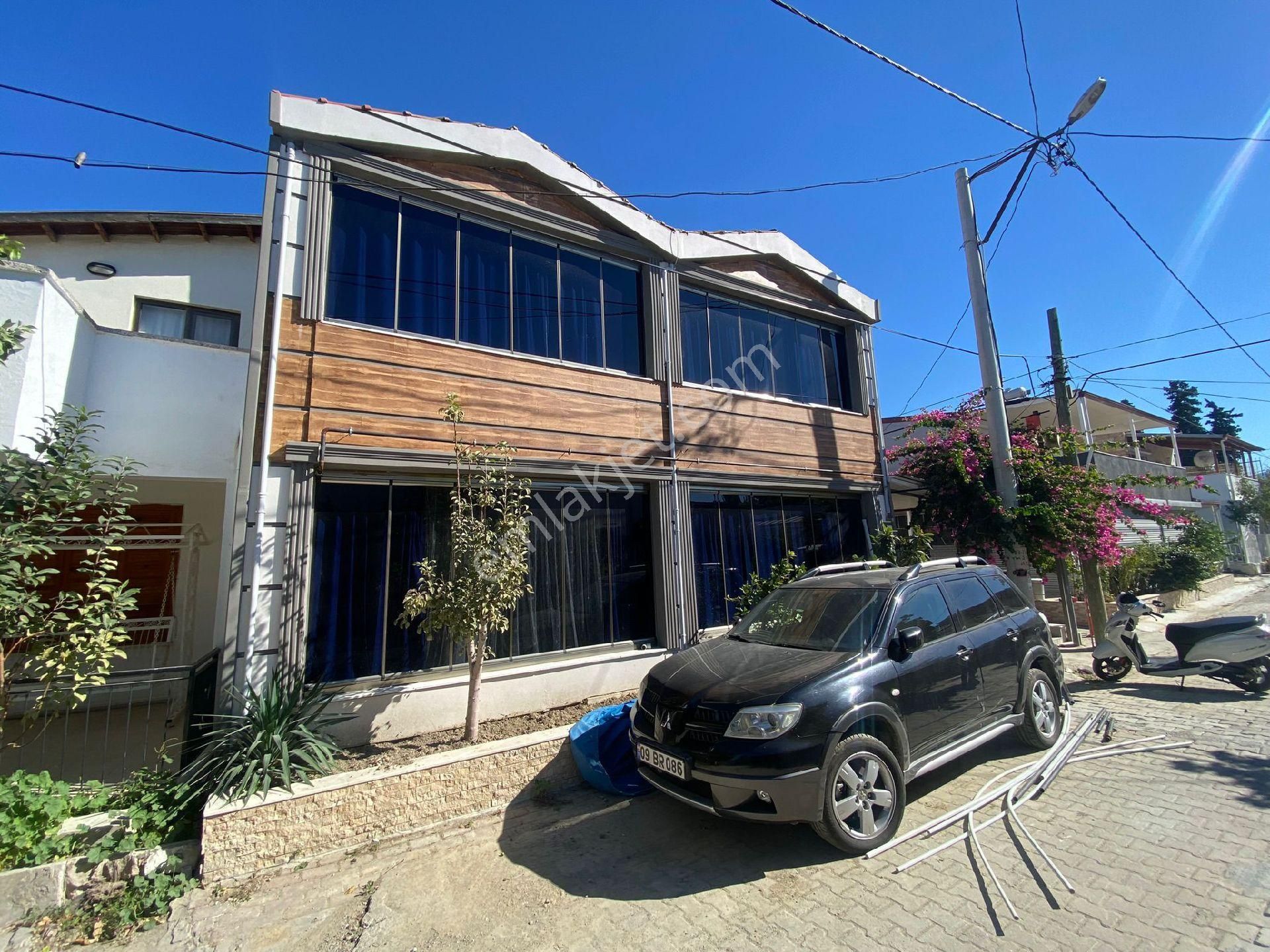 Kuşadası Karaova Satılık Villa denize 100 metre doğalgazlı eşyalı köşe konumlu 5+1 villa