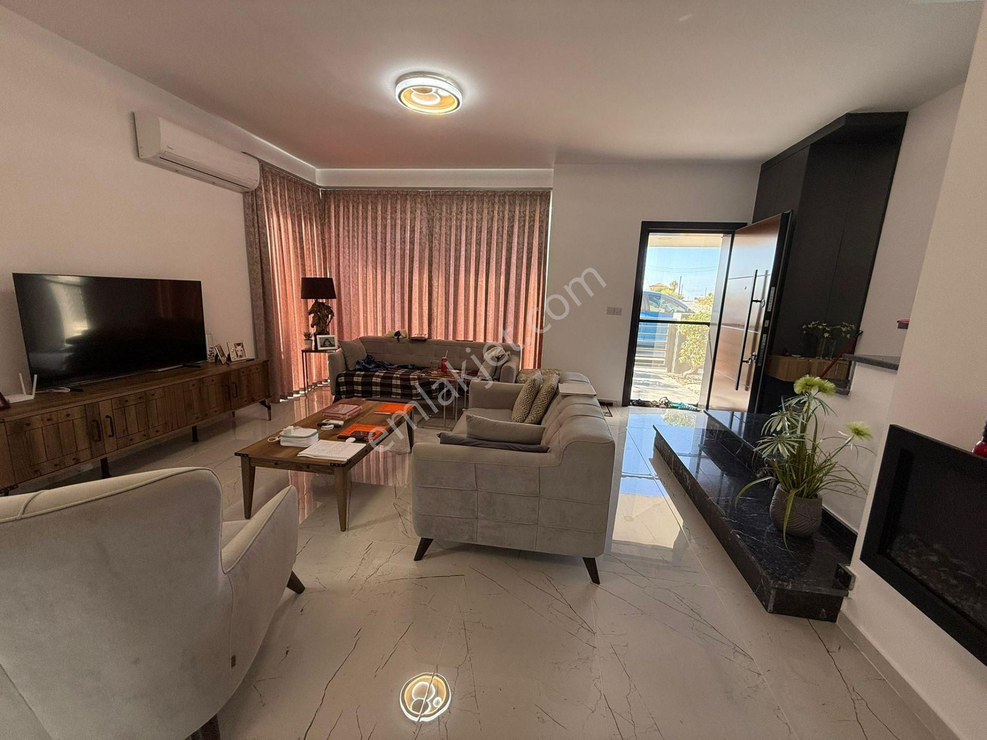 Girne Karşıyaka Köyü Satılık Villa  GİRNE KARŞIYAKA'DA DENİZ MANZARALI, FULL EŞYALI LÜX SATILIK 3+1 VİLLA !!