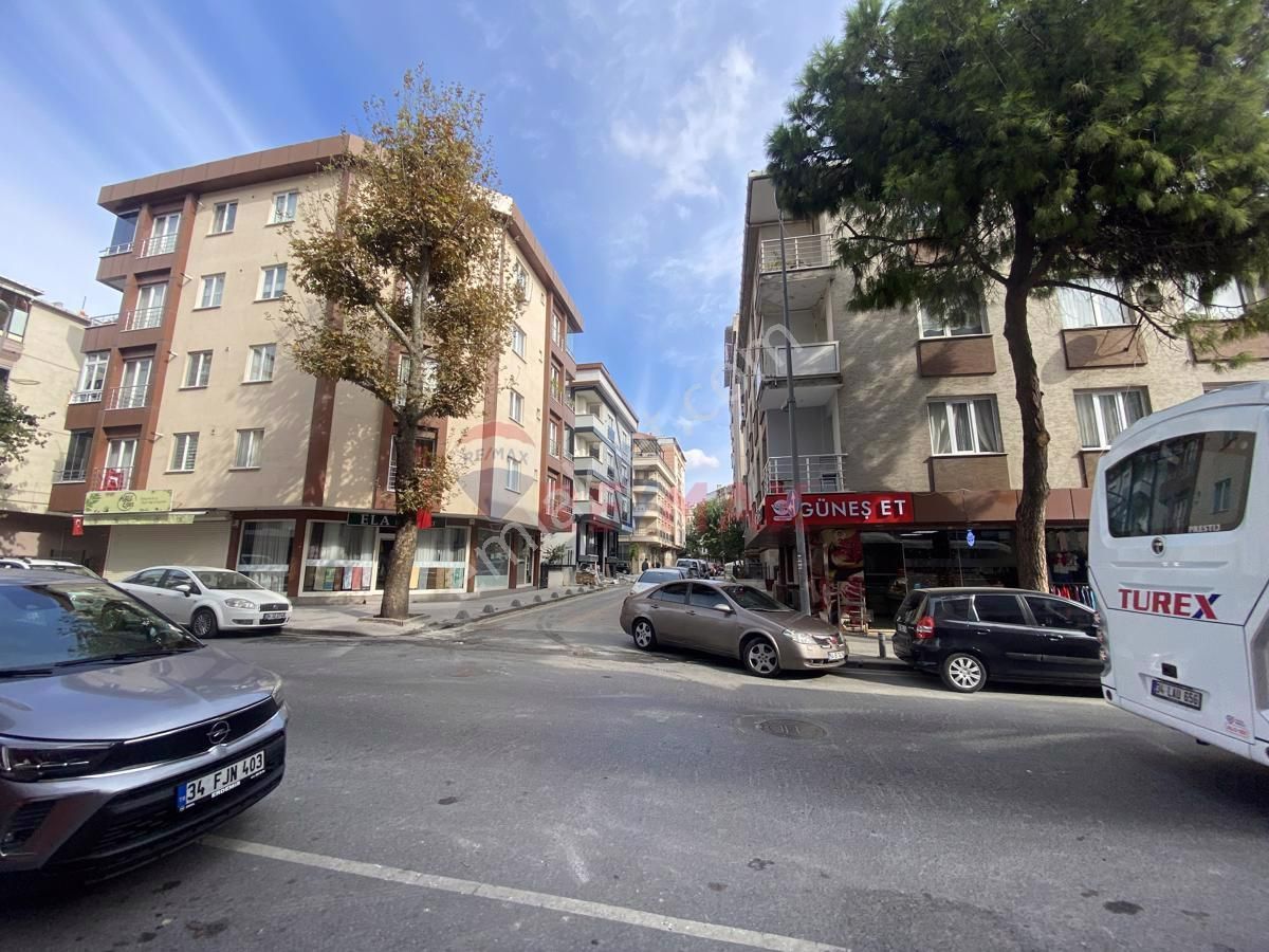 Küçükçekmece Yeni Mahalle Satılık Daire REMAX STREET YENİMAHALLE'DE 3+1 MERKEZİ KONUMDA SATILIK DAİRE