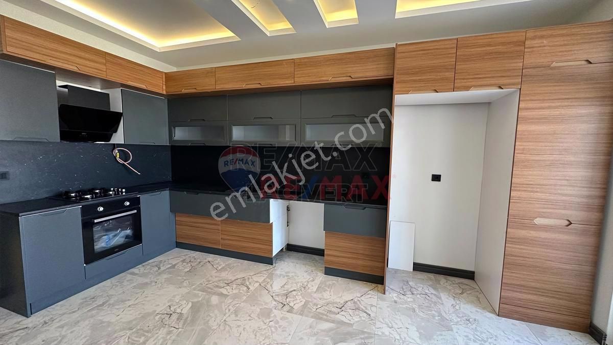 Palandöken Hüseyin Avni Ulaş Satılık Daire Re/max Lacivert'ten Yıldızkent'te Satılık 4+1  Daire