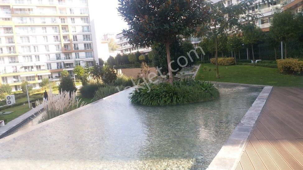 Küçükçekmece Atakent Satılık Daire  Atakent Lounge 2 Sitesinde Arakat Eşyalı Balkonlu Satılık 1+1 67m2 Daire