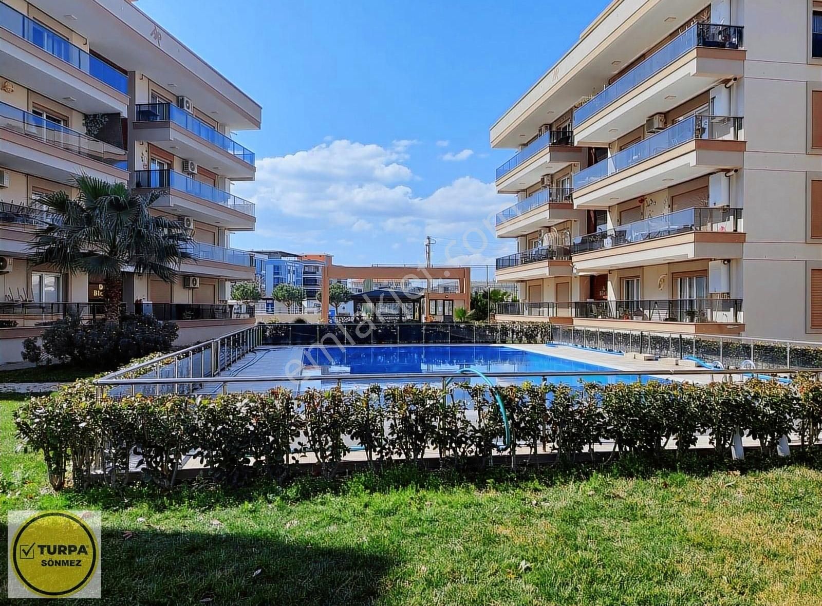 Menderes Altıntepe Site İçerisinde Kiralık Daire Turpa Sönmezden havuzlu site içinde konforlu kiralık geniş daire