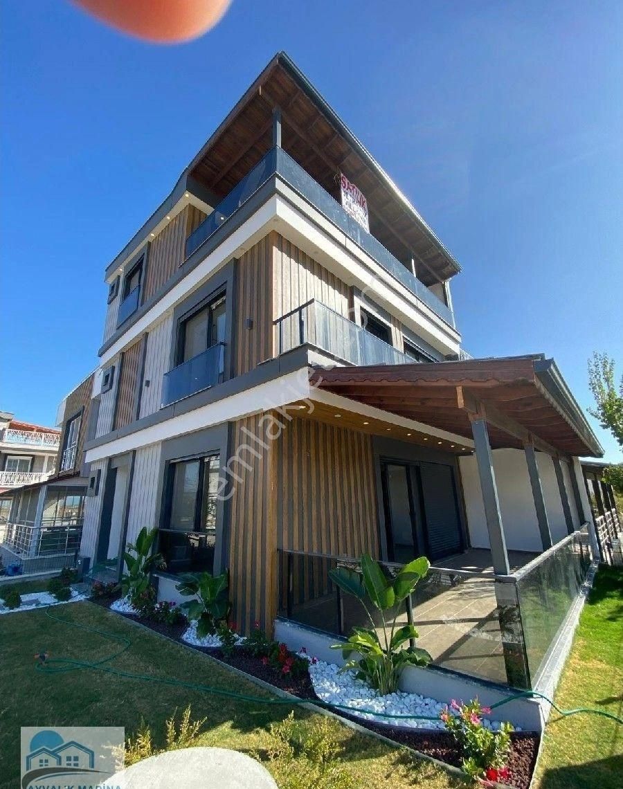 Ayvalık Küçükköy Satılık Villa MARİNADAN AYVALIK SARIMSAKLIDA 4+1 TRİPLEKS SATILIK VİLLA DENİZE SIFIR