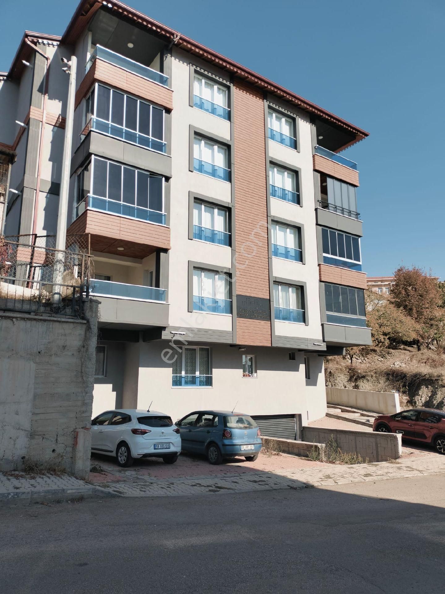 Suşehri Yalnızbağlar Satılık Daire  SUŞEHRİ HASTANE KARŞISI 140 M2 3+1 DAİRE