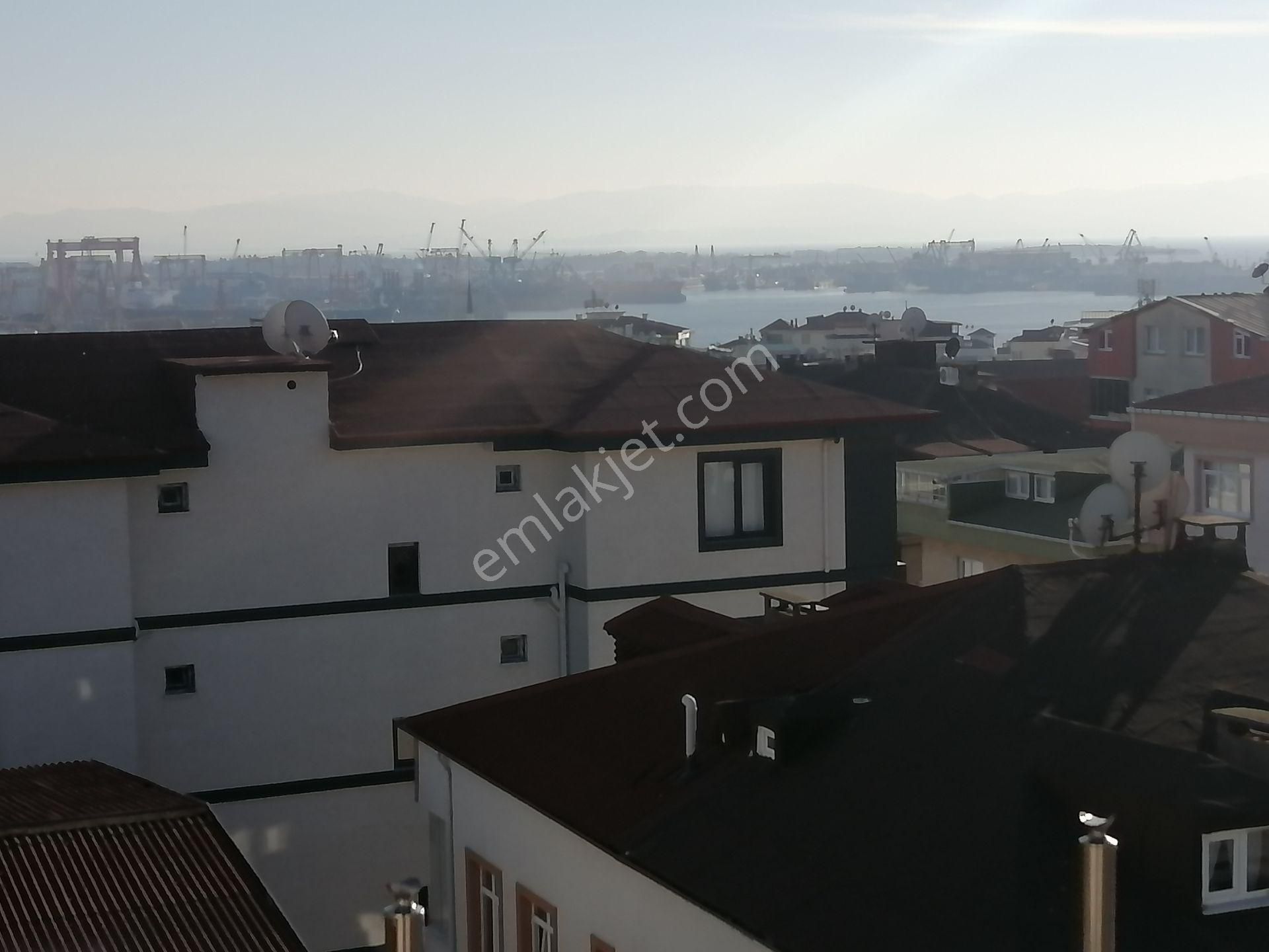 Pendik Güzelyalı Satılık Daire  PENDİK GÜZELYALIDA SATILIK YOL ÜSTÜ KREDİLİ 6+2 240M2 2 DAİRE GİBİ MANZARALI DUBLES