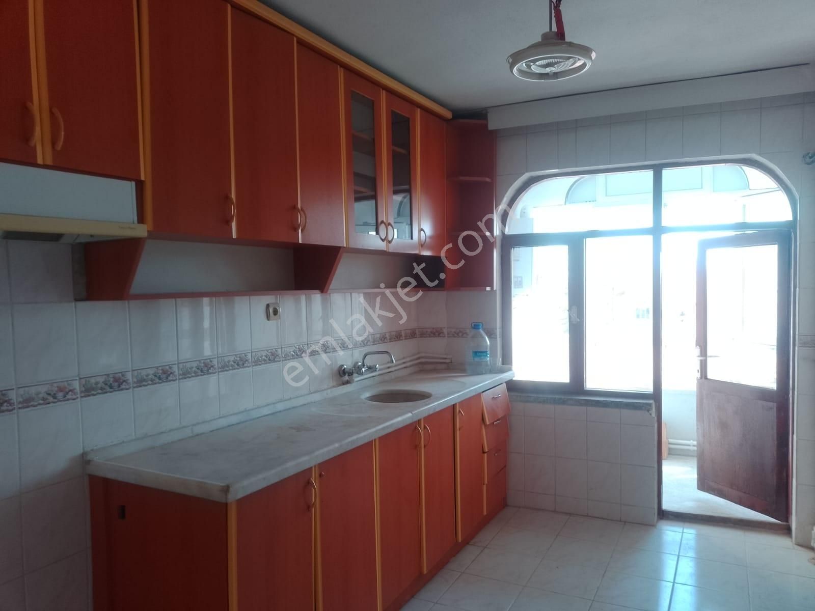 Akşehir Yeni Kiralık Daire Akçay Emlak'tan Akşehir Kozağaç Yolunda Selimiye Cami Yanında Kiralık 3+1 Daire