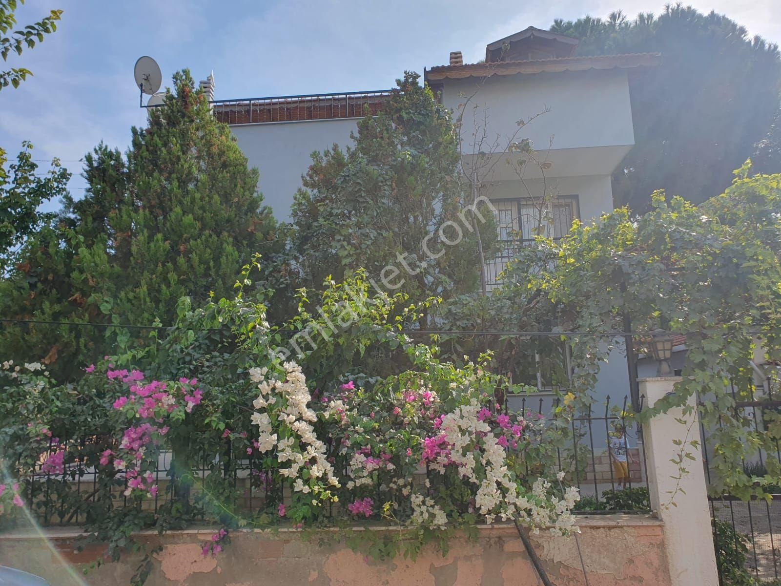 Menderes Ahmetbeyli Satılık Villa maydanoz Koyunda 3 katlı villa 