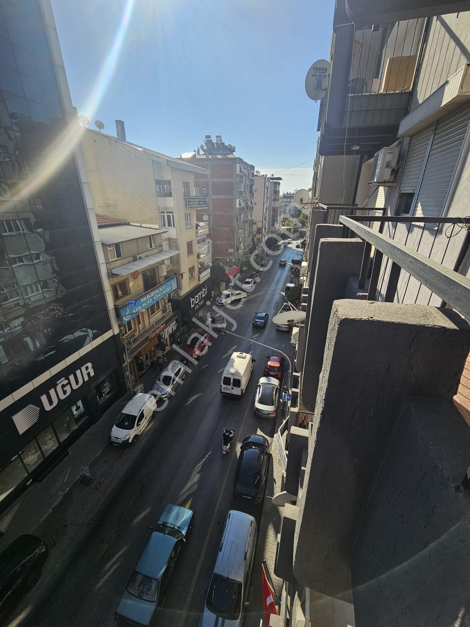 Nazilli Yeni Satılık Daire  HÜRRİYET CADDESİN DE SATILIK 3+1 DAİRE...