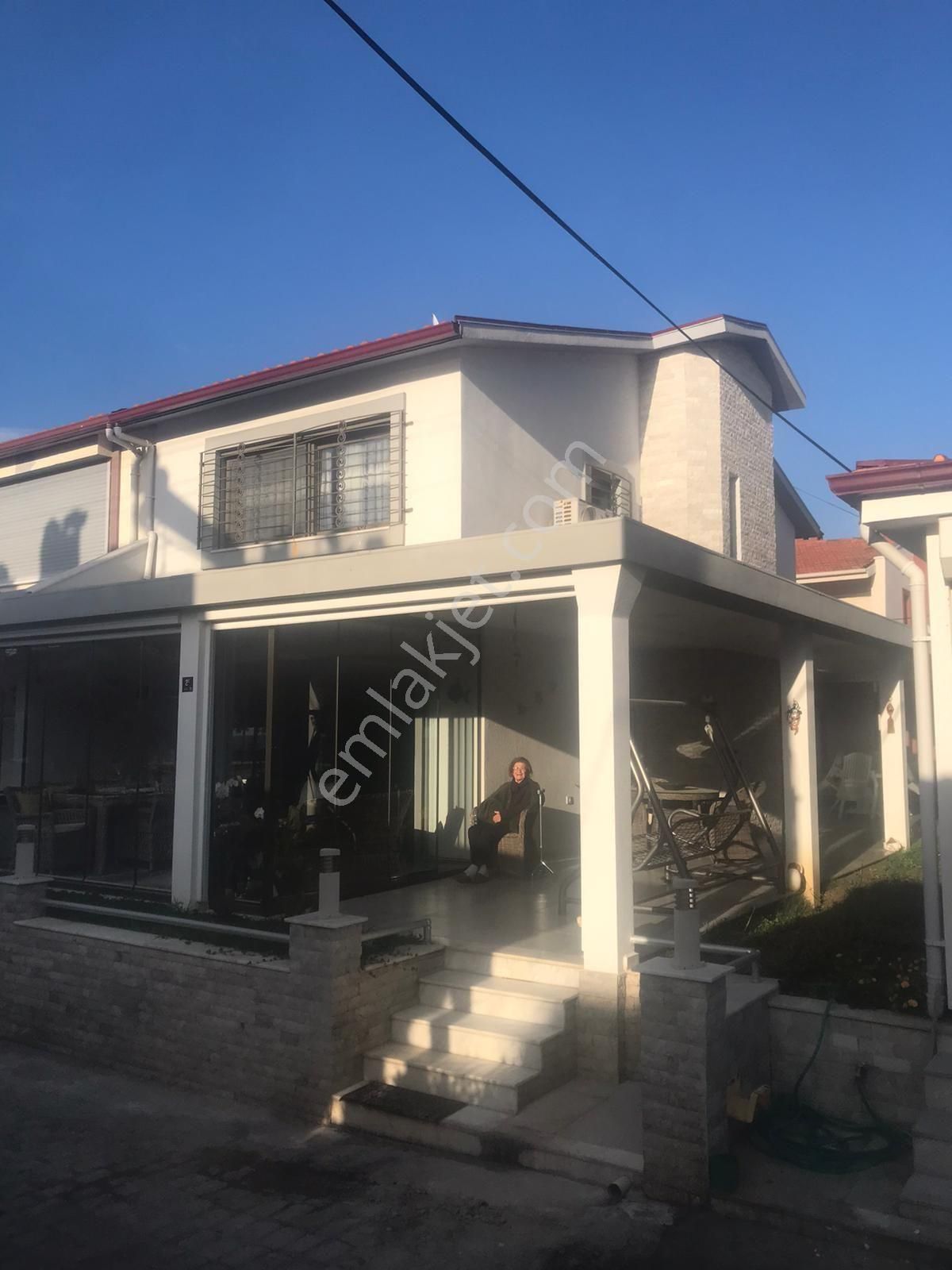 Kuşadası Kadıkalesi Satılık Villa KUŞADASINDA DENIZE 50 MT MESAFEDE SIFIR MASRAF 3+1 DUBLEKS MESKEN SATILIKTIR.