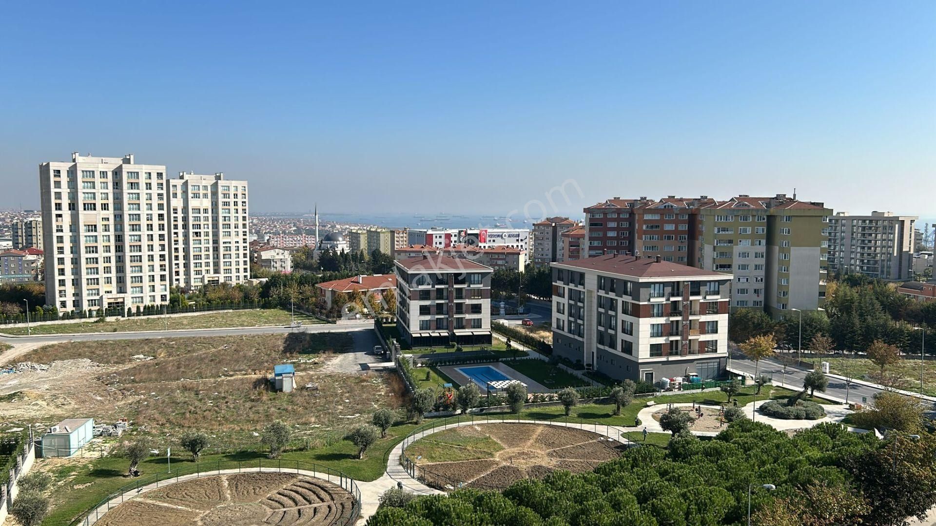 Beylikdüzü Marmara Satılık Daire  Beylikdüzü Marmara Erguvan Sitesi 4+1 Deniz Manzaralı Güney Doğu Cepheli 200 m2. Geniş Daire