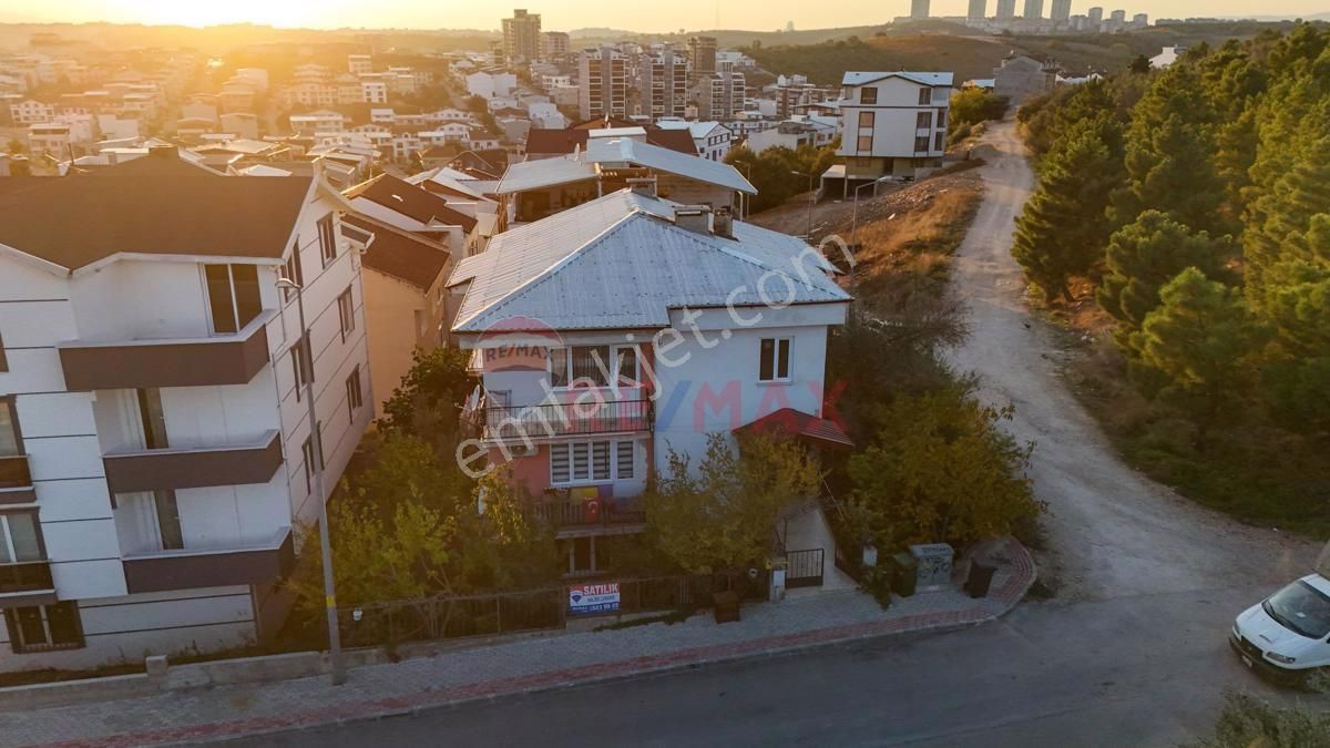 Osmangazi Yunuseli Satılık Bina Remax AREA dan Yunuselinde Komple Satılık 3 Katlı Bina ve Arsası