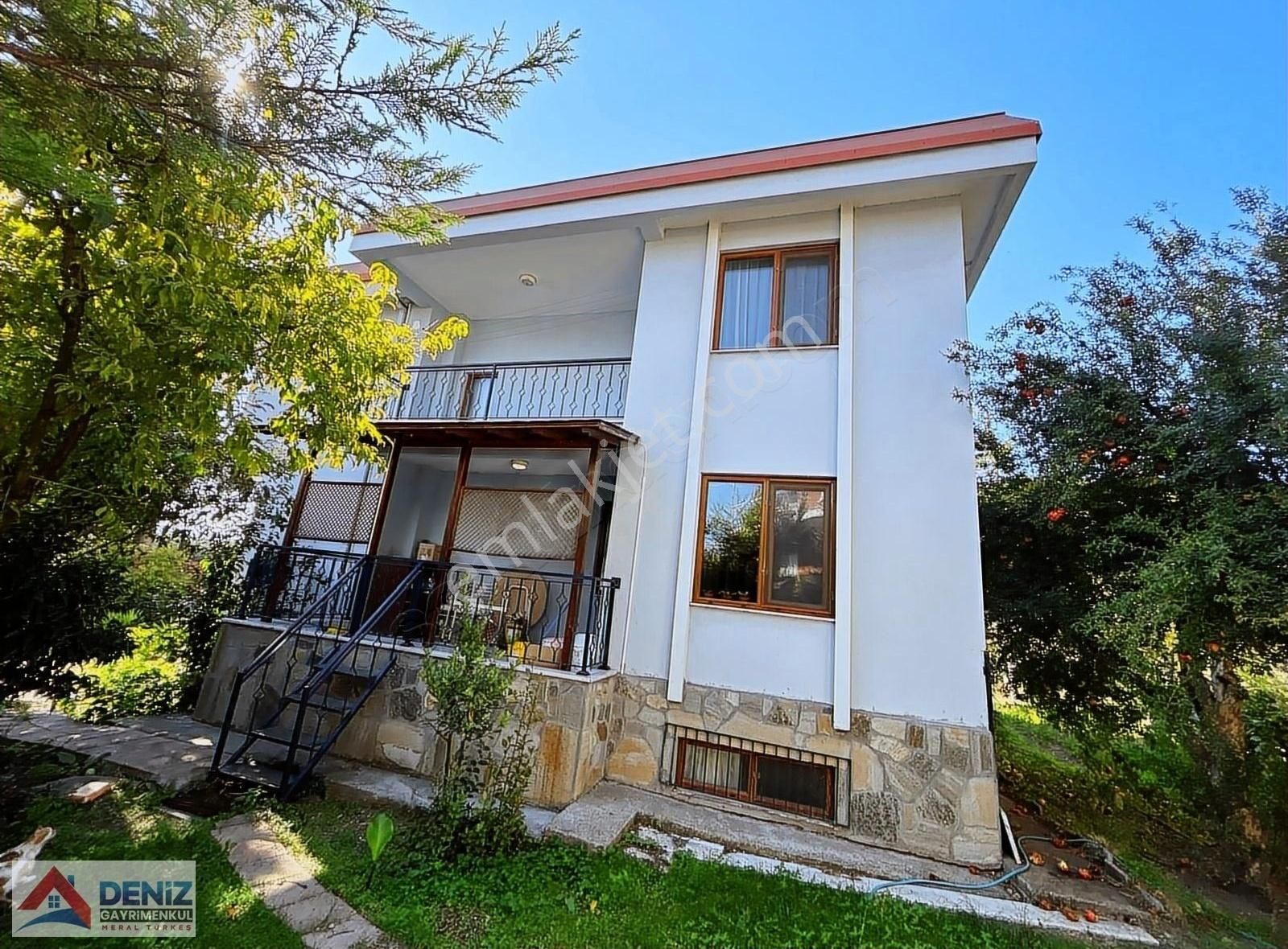 Mudanya Çağrışan Satılık Villa MUDANYA BADEMLİ DE KÖŞE KONUMDA BAHÇELİ SATILIK TRİPLEKS VİLLA