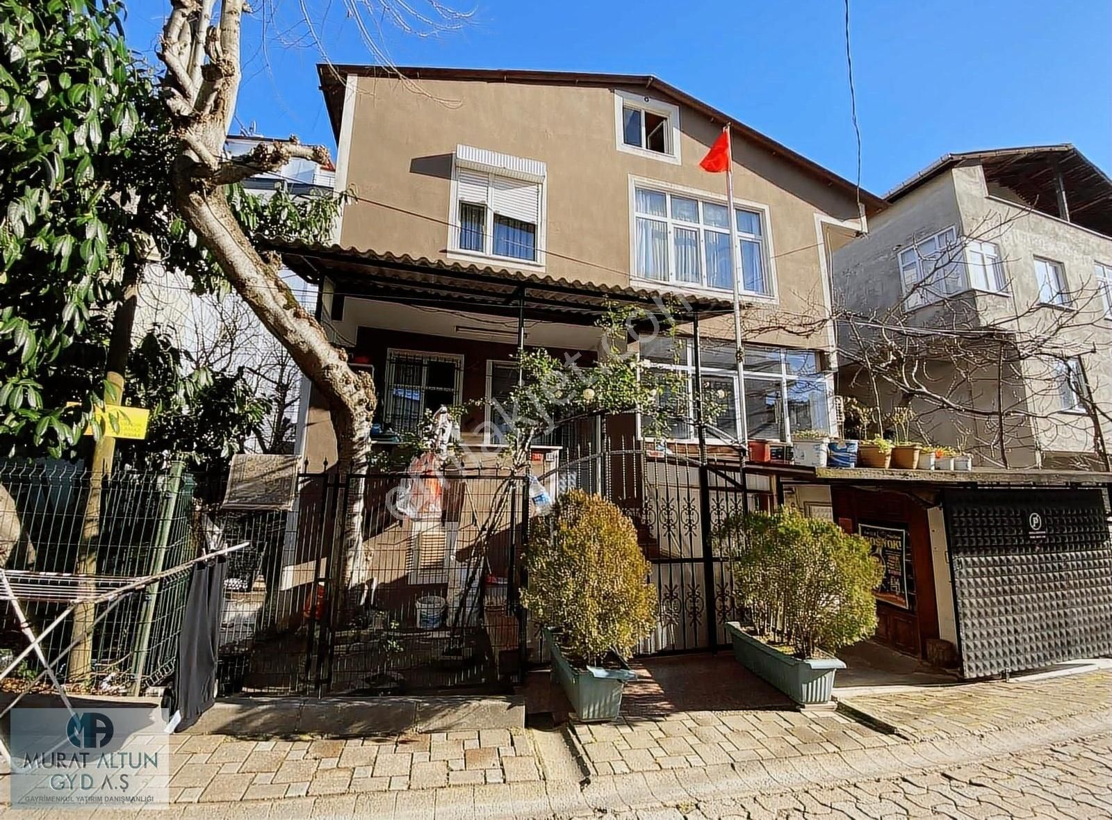 Çekmeköy Alemdağ Satılık Müstakil Ev ÇEKMEKÖY DE SATILIK 2 KATLI MUSTAKİL EV 6+2 304 M2 ARSA İÇİNDE