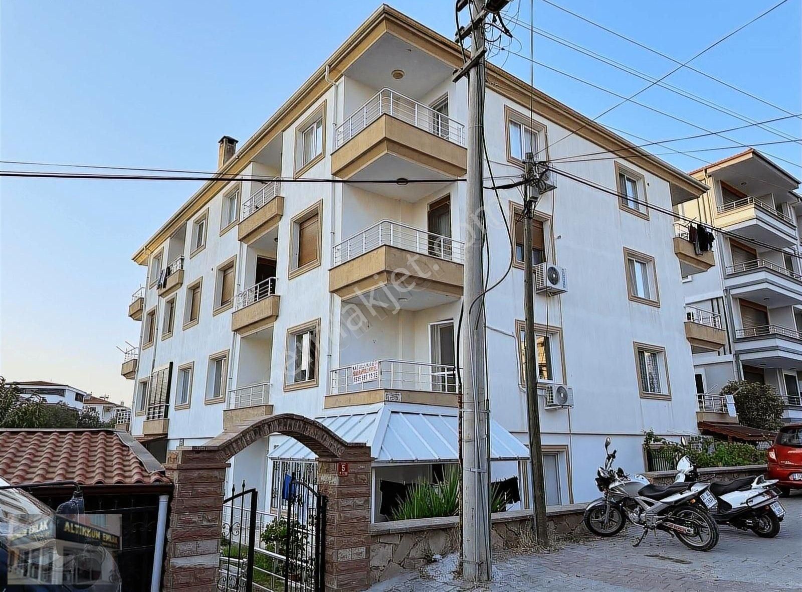 Ayvalık Küçükköy Satılık Daire Sarımsaklı merkezde önü açık 2+1 80m2 Satılık Yazlık daire