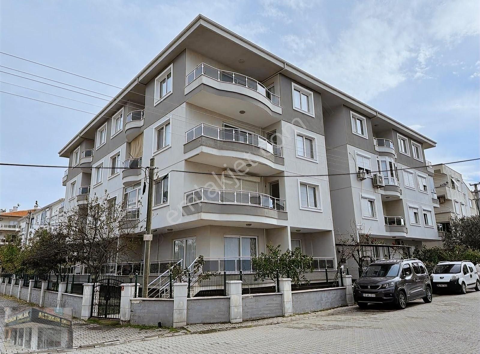 Ayvalık Küçükköy Satılık Daire Sarımsaklı'da çarşı içinde 140m2 ön cephe 3+1 daire