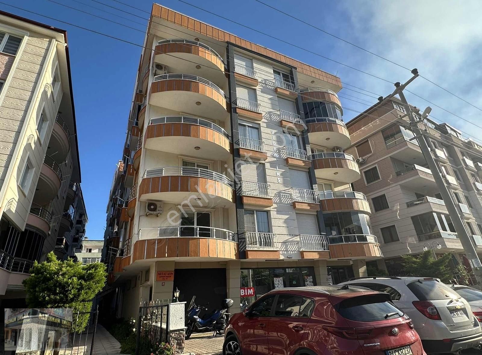 Ayvalık Küçükköy Satılık Daire Sarımsaklı'da çarşı içinde 70m2 satılık 1+1 yazlık