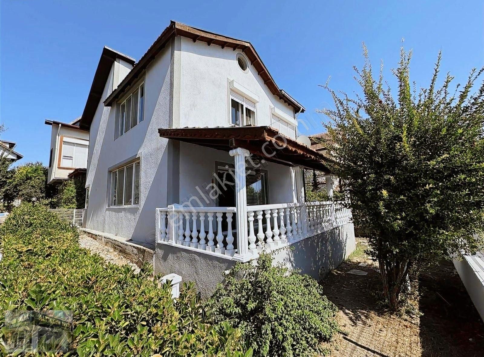 Ayvalık Küçükköy Satılık Villa Sarımsaklı'da site içinde deniz manzaralı ferah 3+1 villa