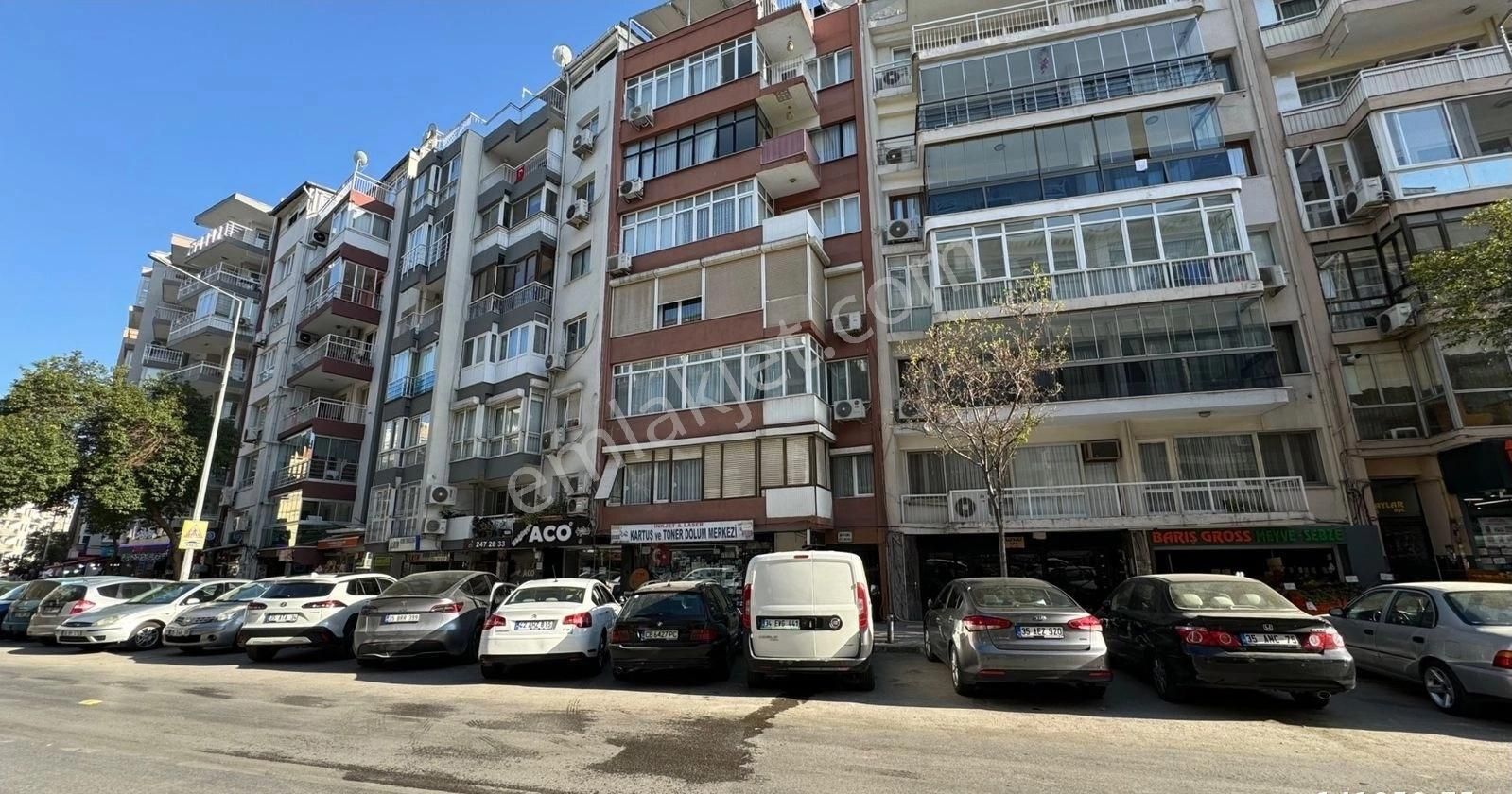 Konak Güzelyalı Satılık Daire Güzelyalı Mahallesinde Teraslı 1+1 Satılık Daire