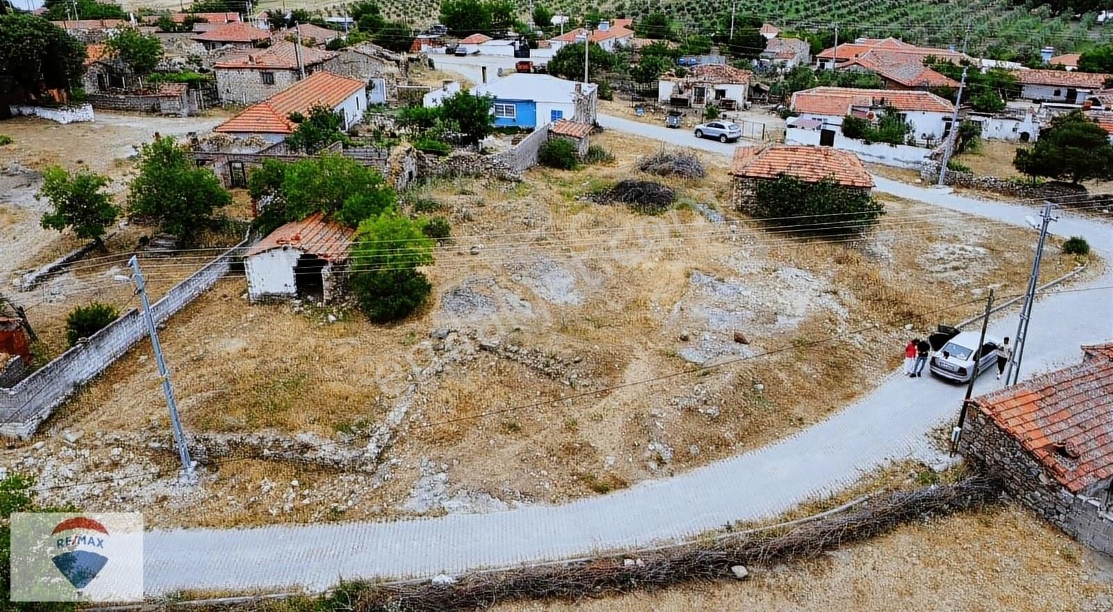 Bergama Ahmetbeyler Satılık Konut İmarlı Bergama Ahmetbeyler merkeze 10 dk köyiçi arsa (tapuda avlulu ev)