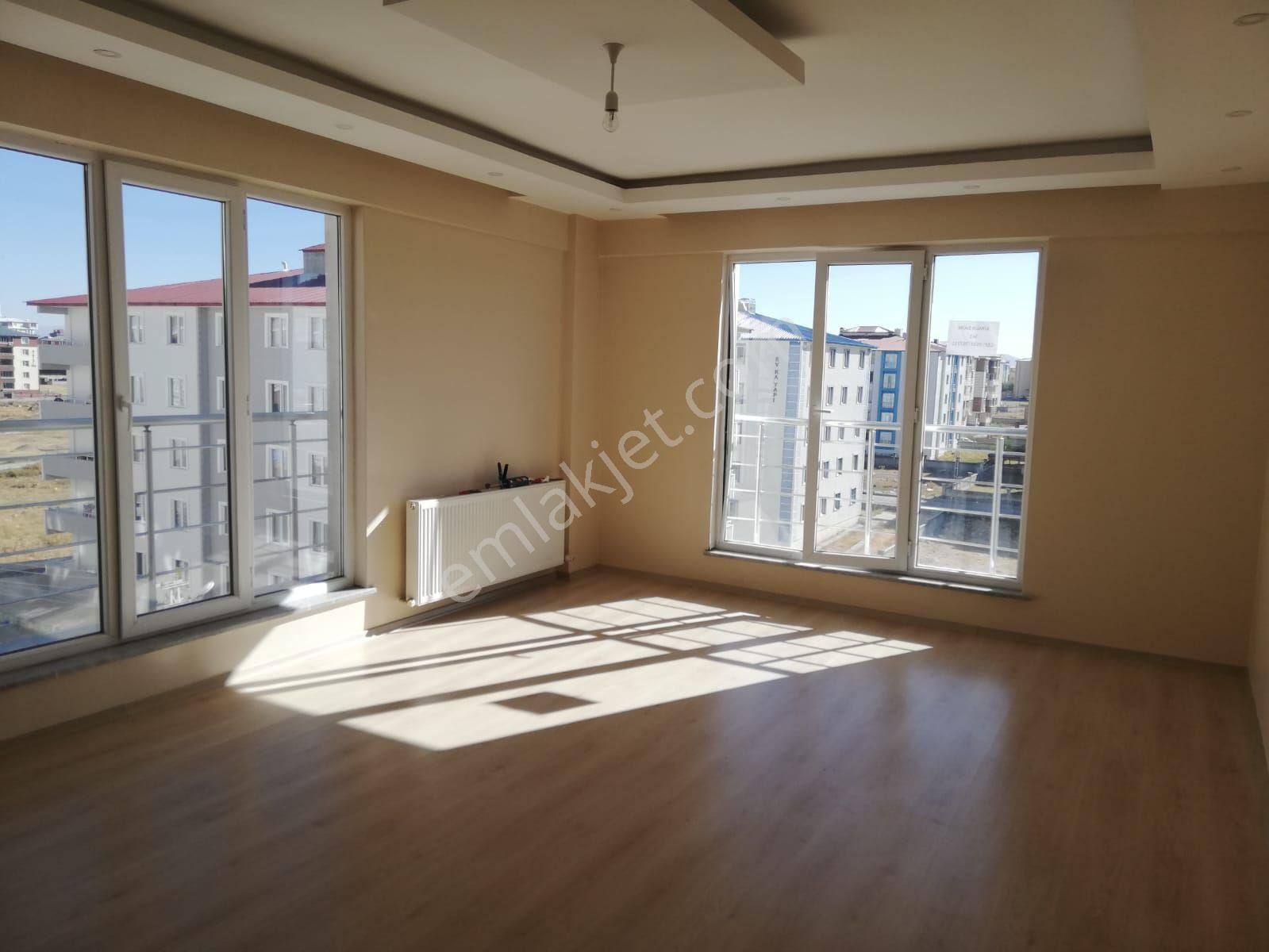 Kars Merkez Yenişehir Kiralık Daire Yenişehir mahallesinde Kiralık Arakatta Lüks 3+1 Kapalı otoparklı Daire Çift Cam Balkonlu 