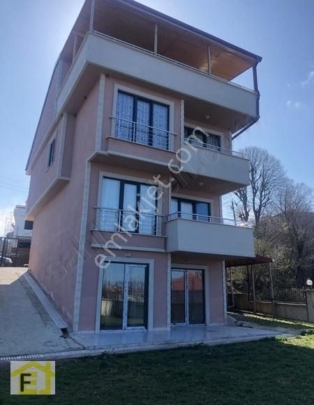 Akçakoca Melenağzı Köyü (Mücavir) Satılık Villa Melenağzı sahilde satılık deniz manzaralı geniş kullanım villa