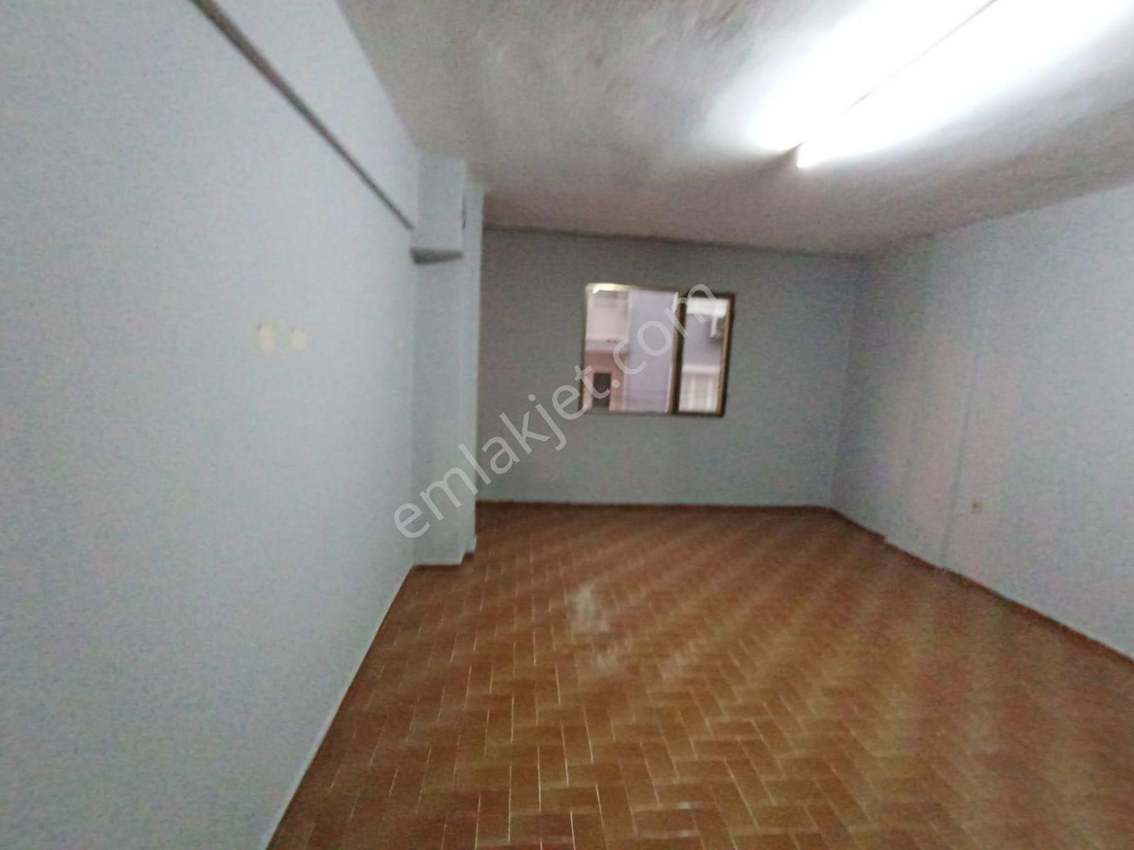Karabağlar Devrim Mah. Pazar Yeri Yakını 3+1 120 M2 . Kiralık Ev
