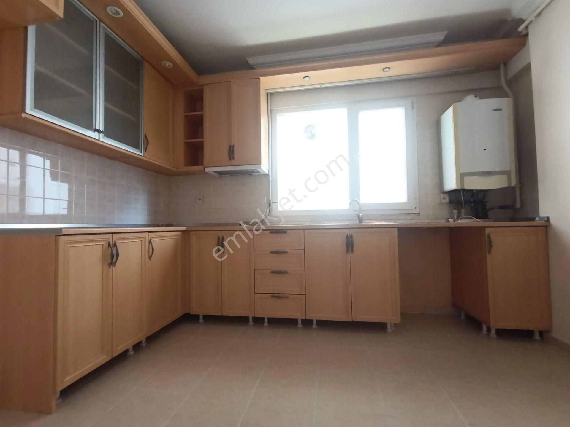 Beykoz Kavacık Kiralık Daire  Kavacık Merkezde Otoparklı Asansörlü 130 M 3+1 Temiz Arakat Daire