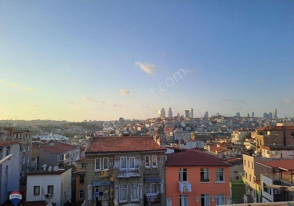 Beyoğlu Kalyoncu Kulluğu Satılık Daire ÖMER HAYYAM CADDESİNDE TARİHİ BİNADA SATILIK DAİRE