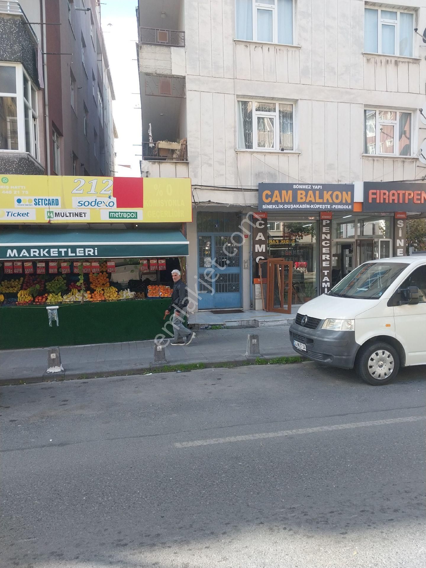 Bahçelievler Soğanlı Kiralık Daire Bahcelievler Soğanlı mahallesi Çavuşpaşa Caddesinde kikalık 3+1 Daire . 3 üncü katta Cadde üzerinde 