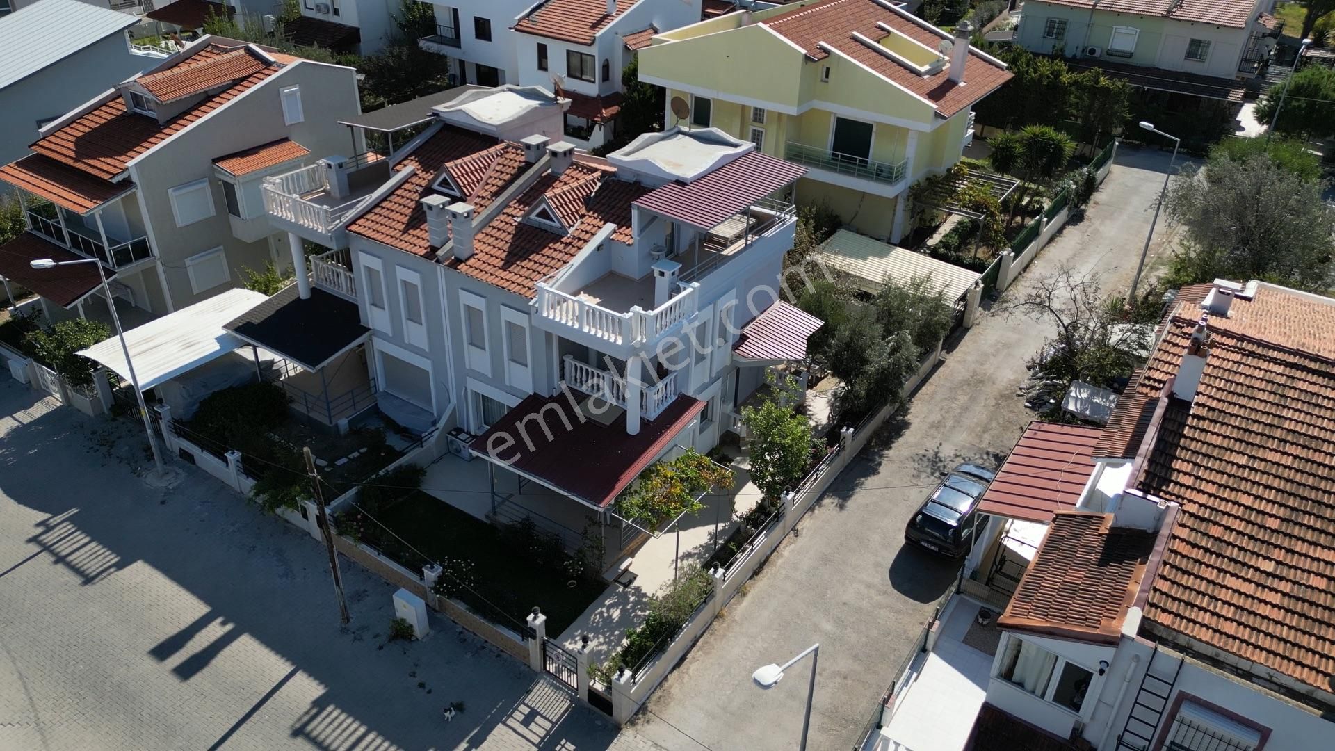 Urla Güvendik Satılık Villa  İDENOVA'dan URLA'da SATILIK DENİZE ÇOK YAKIN BAHÇELİ KÖŞE VİLLA