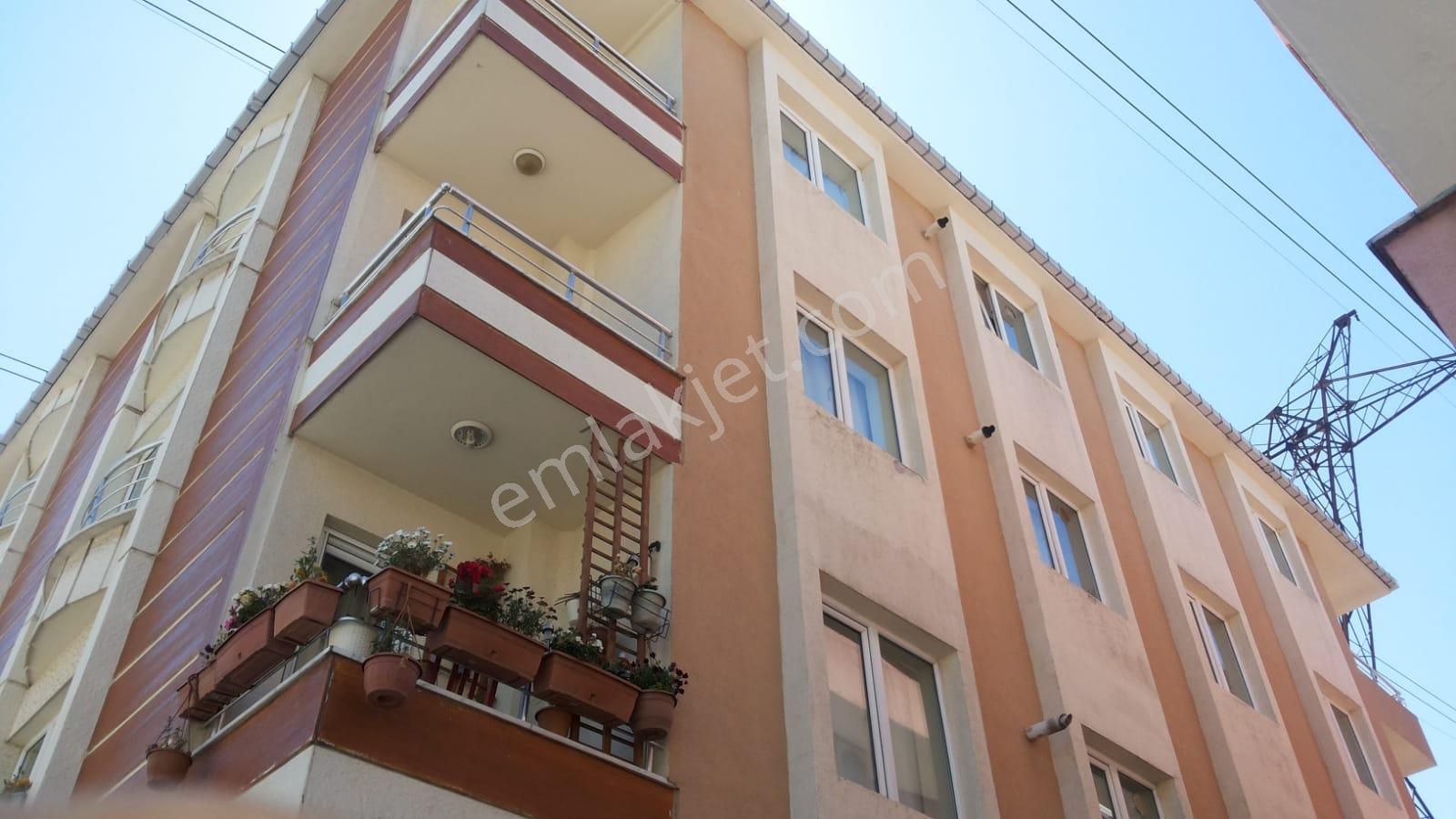 Ümraniye İstiklal Satılık Daire Ümraniye İstiklalde 2+1 Satılık  98M Bakımlı 2.Kat DÜŞEŞ Daire No:532