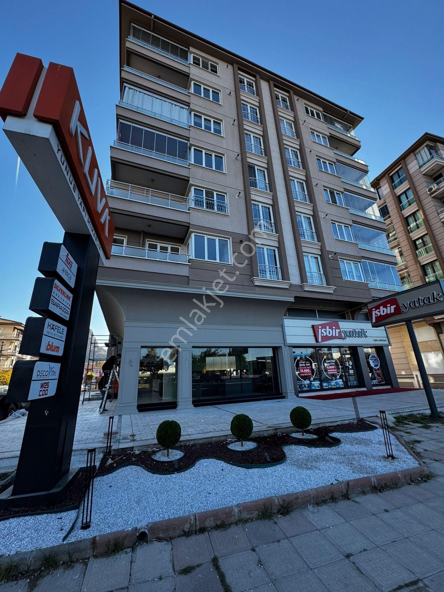 Afyonkarahisar Merkez Hattat Karahisar Kiralık Daire  AFYON ÜÇOK EMLAKTAN HATTAT KARAHİSAR DA CADDE ÜZERİNDE KİRALIK 3+1 GENİŞ DAİRE