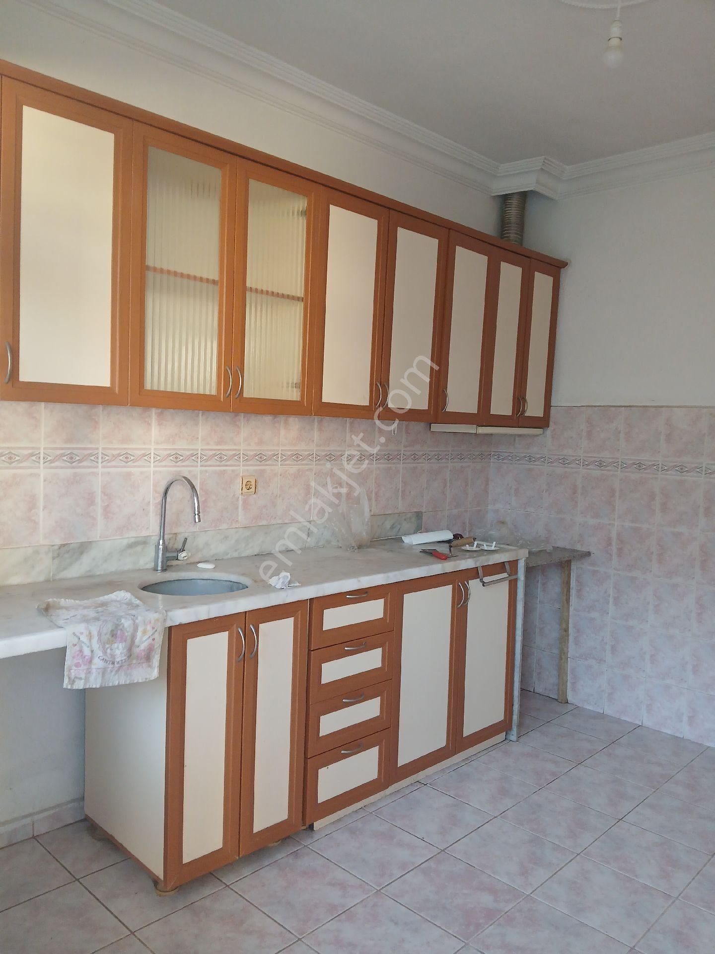 Manavgat Örnek Kiralık Daire Manavgat merkezde, Asansörlü ,Doğu garajında geniş temiz 2.kat 3+1a