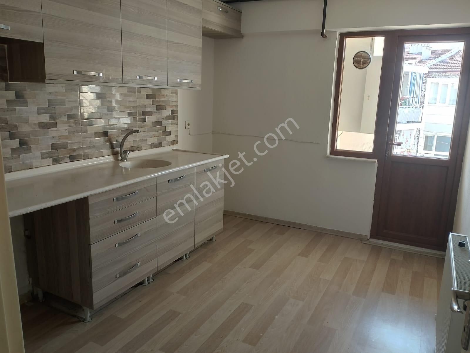 Şehzadeler Dinçer Kiralık Daire Uzun Emlak'tan Şehir Merkezinde Kiralık Temiz 2+1 Daire( Bekara -aileye)