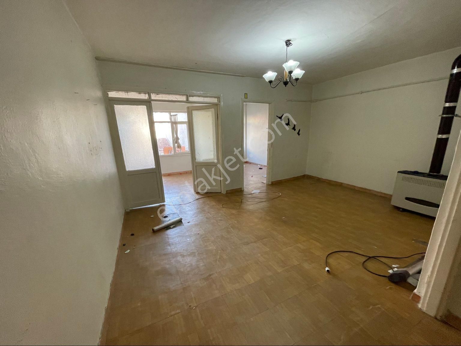 Bayrampaşa Orta Kiralık Daire  KAHVECİ OĞULLARI EMLAK'TAN KİRALIK ORTA MAH. 3+1 90M2 2.KAT 