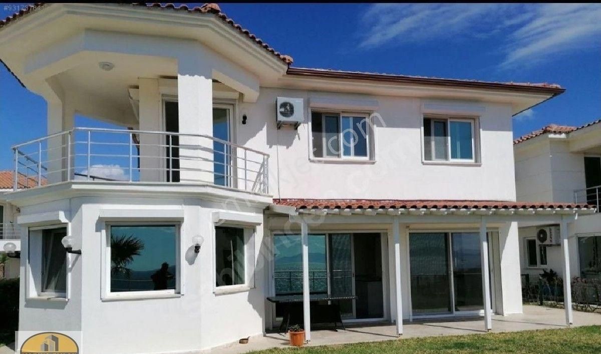 Kuşadası Türkmen Kiralık Villa Denize sıfır sitede