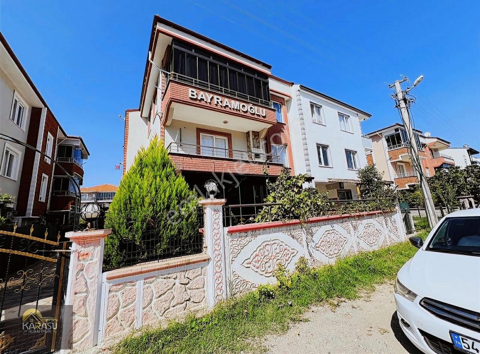 Karasu Yalı Satılık Daire KARASU HUZUR EMLAKTAN MÜSTAKİL BAHÇELİ SUNDURMLI 2+1 DAİRE