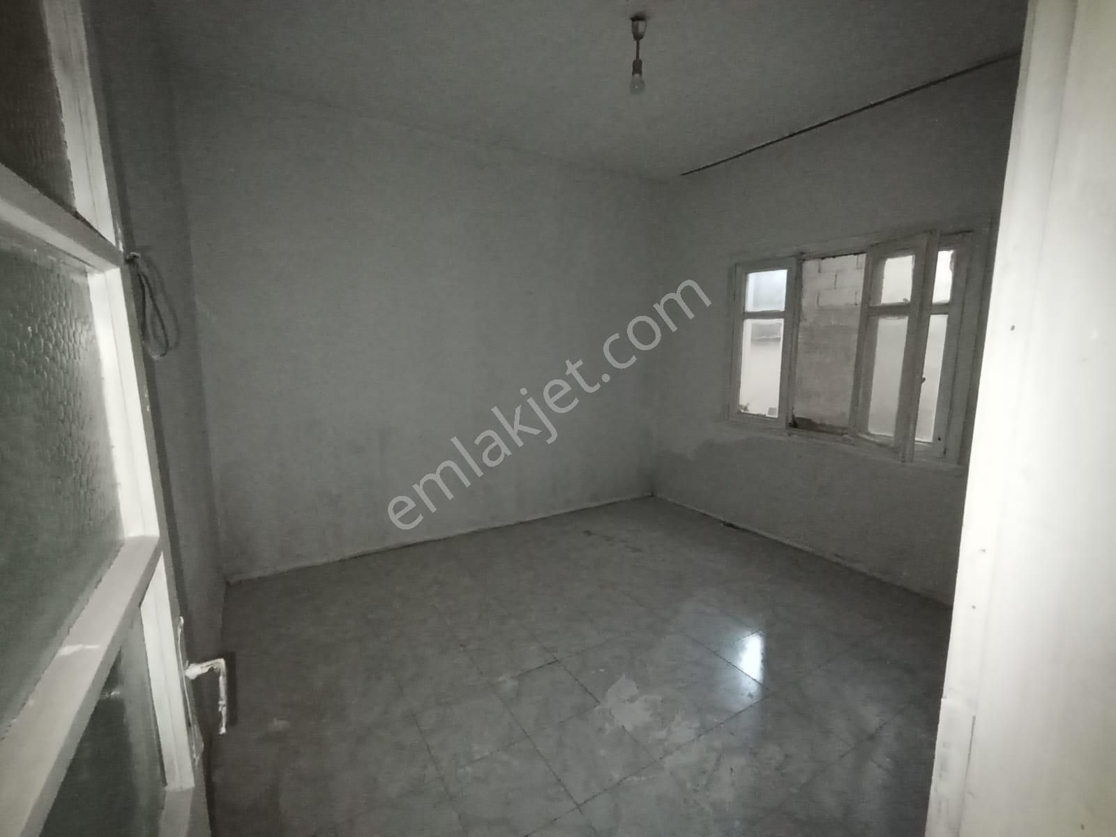 Karabağlar Aşık Veysel Mah. 2+1 80 M2 Çalışan Yada Emekli Bekar Erkeğe Uygun Kiralık Ev