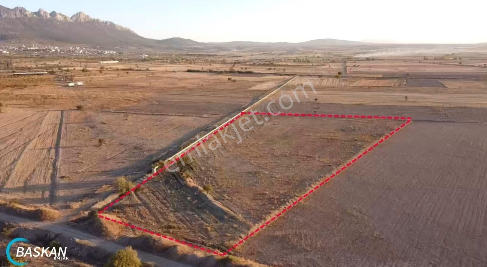 Baklan Dağal Satılık Tarla BAKLAN MERKEZDE SATILIK 13640M2 SULAK KÖŞE TARLA